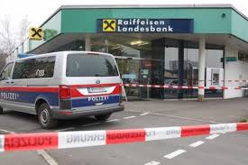 Bewaffnet mit einer waffe und mit einer sturmhaube maskiert, forderte er geld in der bank am linzer froschberg. Bankuberfall In Linz Dornach Auhof Fahndung Regionews At