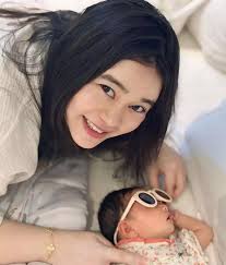 9 Momen Olivia Allan momong anak, parasnya dengan sang putri disebut plek  ketiplek