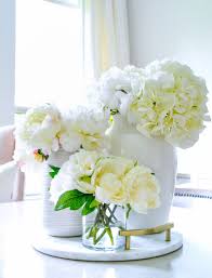 While we all love fresh flowers, sometimes it's just not possible or practical to have them in our hom 5 Tricks To Make Faux Flowers Look Real Decor Gold Designs Faux Flowers Decor Fake Flowers Decor Faux Flowers