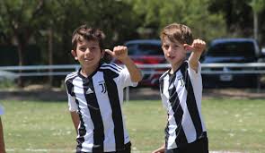 It's a very simple and plain look from this first picture, which is fitting if the latter feature a brushstroke print detail, which matches the logos and 3 stripes, placed on the shoulders, in terms of color. Juventus Academy