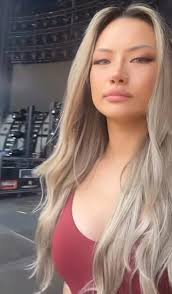 Kiki Wong, Smashing Pumpkins Guitarist, Receives Praise for Talent and  Beauty