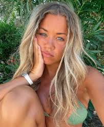 Diện bikini dạo phố, con gái Alan Shearer đốn tim đấng m...