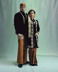 Istilah putri keraton ini mengisyaratkan adanya makna keibuan, keanggunan, kelembutan, kesopanan dan sejenisnya. Foto Pernikahan Tara Basro Dan Daniel Adnan Baju Adat Jawa Tengah Hitam Nyata