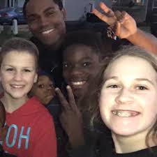 Police officer's kind gesture scores with kids