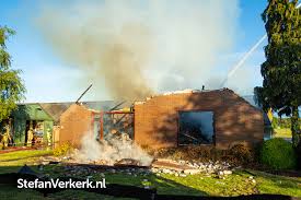 In ieder geval enkele inwoners van. Middelbrand Uitslaande Brand Rietgedekte Woning Bovenheigraaf T Loo Oldebroek Foto S Stefan Verkerk Fotografie Webdesign