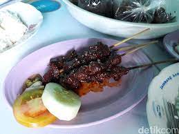 Aku langsung pesan sate kuda dan sate kelinci. Selain Gurih Juicy Sate Daging Kuda Punya Banyak Khasiat
