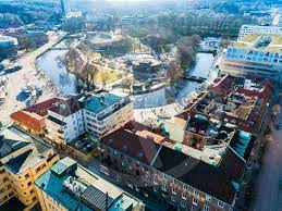 Kommunen har lagt mycket resurser på att göra innerstaden till en mötesplats för både. Boras Centrum Av Jan Kansanen Mostphotos