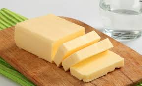 Il processo di burrificazione avviene solitamente a livello industriale, e prevede una serie di operazioni che portano ad ottenere panetti di burro partendo dal latte vaccino. Come Fare Il Burro