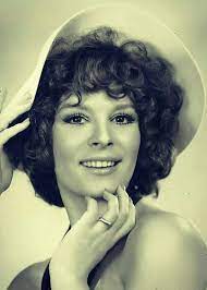 Türk sinema, televizyon ve dizi oyuncusu olan hülya koçyiğit, 1991 yılında devlet sanatçısı seçildi. Yesilcam In Unlu Simalarindan Hulya Kocyigit Kimdir