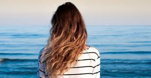 Coloration blond polaire sur cheveux avec coupe à la garçonne, mèches. Le Tie And Dye Qu Est Ce Que C Est Fourchette Bikini