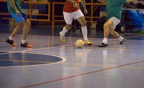 Wenn einer der teams weniger bekommt als 3 spieler wird das spiel unterbrochen und das. Diese Futsal Regeln Im Fussball Musst Du Kennen Fussballtraining Online