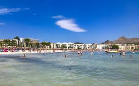 Alcúdia is full of character, rooted in its origins and the essence of the place, and capable of enticing generations of travellers from all over the world in search of authenticity. Strand Playa Alcudia Das Magazin Www Mallorca Ok De