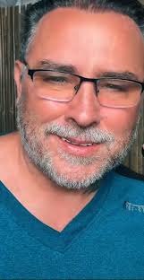 Am Always lonely, by the way no one loves me. I just have to be like this  forever... do you love me... yes or no?? Answer me okay ❤️🥰