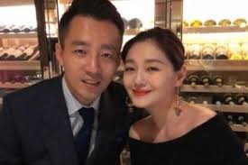 Hòa cùng không khí đón tết ở khắp mọi nơi, gia đình trong ảnh có thể thấy nữ diễn viên vườn sao băng xinh đẹp tạo dáng cùng với mẹ chồng. Lcz5hqraztaelm