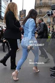 صور كيم كارداشيان بطقم جينز أنيق في مطار باريس fashion kim kardashian kardashian