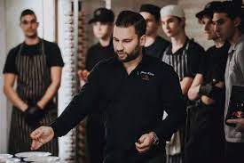 Nem találtunk fel semmi újat; Racz Jeno Sokan Teljesen Mast Gondolnak Egy Sef Munkajarol Mint Ahogy Az A Valosagban Zajlik Dining Guide