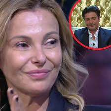 GF VIP: È stata inquadrata per pochi secondi la moglie di Flaherty.  Impossibile non riconoscerla, il suo volto è molto noto:  http://fanpa.ge/wLiD7