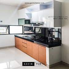 Ukuran tersebut di buat berdasarkan ukuran kulkas dan dispenser yang sudah di miliki oleh klien. Pada Review Kitchen Set Minimalis Modern Untuk Klien Di Kebayoran Harmoni Jakarta Id3488p Dengan Finishing Hpl Kombinasi Warna Putih Dapur Rumah Minimalis