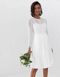 Ted baker fashion rundet outfits gekonnt ab. Ted Baker Brautkleid Mit Spitzenbesatz Und Plissiertem Rock Asos