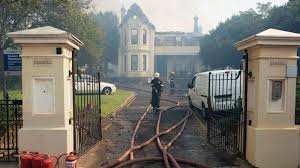 Fire in cape town at the moment #capetown #capetownfire #southersuburbs pic.twitter.com/scs0abu7ym. Gtwb Uqdx Kakm
