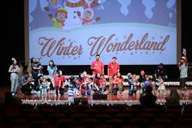 Para ulama kontemporer berbeda pendapat didalam penentuan hukum fiqihnya antara yang mendukung ucapan selamat dengan yang menentangnya. Winter Wonderland Swa Mengingatkan Kebersamaan Anak Orangtua