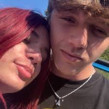 Are people from the Pittsburgh show making bracelets?