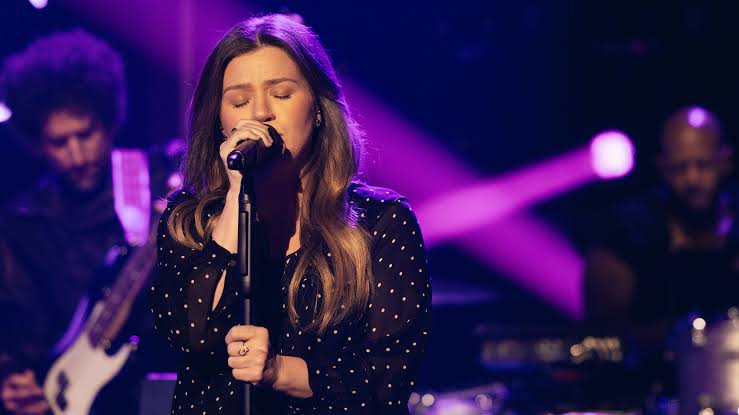 After Hearing Kelly Clarkson Sing Riley Green's Sultry Smash Hit, I Need a Duet From 'The Voice' Coaches “In the Worst Way” - American Songwriter