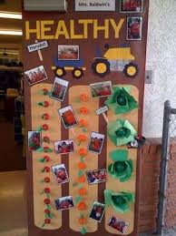 Child can decorate edges with various fall colors and add a googly eye and legs. 67 Farm Bulletin Boards Ideas Farm Bulletin Board Farm Theme Farm Preschool