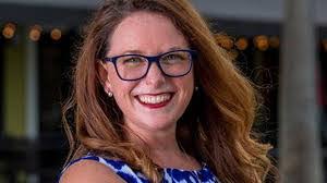 Amanda Linton's Instagram, Twitter & Facebook