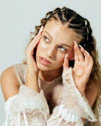 Nichole Goodman's Instagram, Twitter & Facebook