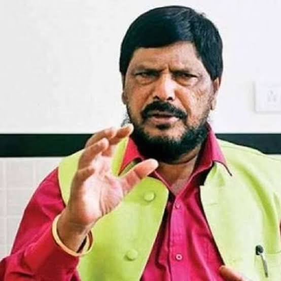 केंद्रीय मंत्री और एनडीए के सहयोगी रामदास अठावले ने नवरात्रि गरबा कार्यक्रमों में मुसलमानों के प्रवेश पर रोक लगाने की भाजपा समर्थित विश्व ...