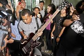 Joko widodo (born 21 june 1961 in surakarta, indonesia), better known by his nickname jokowi, is an indonesian politician and the current president of indonesia. Jokowi Masuk Pemberitaan Situs Musik Metal Inggris Republika Online