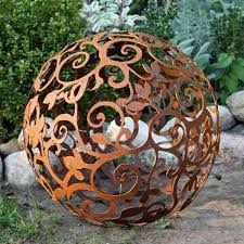 Un Objet En Fer Ou Metal Rouille Peut Etre La Decoration Parfaite Pour Votre Jardin Archzine Fr Objet Deco Jardin Objet Decoration Jardin Decorations De Jardin En Metal