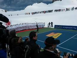 Roger federer gives some tennis counseling on the side lines. Juerg Ruettimann On Twitter Lindsey Vonn Vs Roger Federer Fuereinmalpeoplejournalismus Chocolateheaven Jungfraujoch Http T Co Sqysq1xkjx