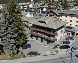 Ampio e luminoso soggiorno esposto a sud con angolo cottura, terrazzo di 20 mq circa. Appartamenti In Centro A Bormio Per Soggiorni In Estate E Inverno
