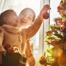 Ab wann weihnachtsdeko zu hause aufgestellt und aufgehängt wird, ist traditionell sind die deutschen mit dem weihnachtsbaum eher spät dran: Weihnachtsbaum Aufstellen In 8 Einfachen Schritten Brigitte De