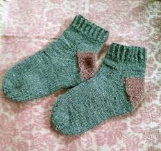 Here's a whopper of a list featuring over two dozen socks to knit, some are very simple and easy to make (perfect for beginners) while others are more intricate in poseidon: 10 Simple Sock Knitting Patterns For Beginner Knitters Ideal Me