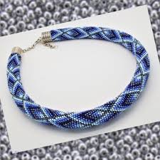 Danach werden sie einzeln wieder abgehäkelt, wodurch sich das muster ergibt. Collier Aus Rocailles Halskette Perlenkette Hakelkette Schlauchkette Gehakelte Rocailles Kette Gehakelt Handgehakelt Yve Kreativ Shop