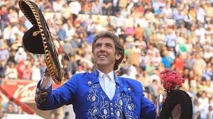 Intento con el cabo del grupo a la cara. Pablo Hermoso De Mendoza Corta Cuatro Orejas En San Miguel De Allende