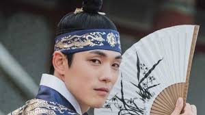 Ia mencoba untuk menyembunyikan dan menyelamatkan yoon se ri karena disana terjadi peperangan. Profil Kim Jung Hyun Aktor Crash Landing On You Yang Kencani Seo Ji Hye