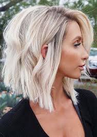 Adoptez Le Blond Platine Sur Un Carre Plongeant Pinterest Cheveux Courts Blonds Coupe De Cheveux Coupe De Cheveux Lob