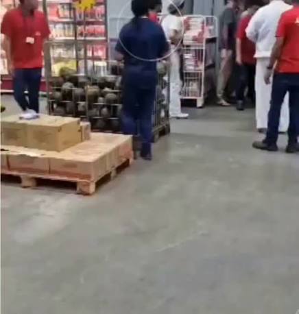 Três funcionários de um supermercado atacadista ficaram feridos após uma briga envolvendo açougueiros na manhã desta segunda-feira (3), em Jundiaí. As vítimas têm 25, 28 e 37 anos. De acordo com informações,
