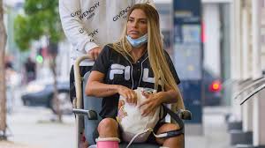 Esta canción nació de mi lado más campesino. Katie Price Muss Von Ihrem Freund Getragen Werden