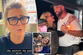 Julia Travis's Instagram, Twitter & Facebook