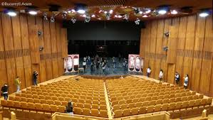 Sala mare cu 740 de locuri organizată în stal, loje şi balcon impresionează prin rafinamentul, fantezia şi somptuozitatea ornamentelor de inspiraţie barocă şi rococo, fie că este vorba despre reprezentările sculpturale sau picturale. Fotogalerie Cum AratÄƒ Teatrul NaÅ£ional Din Bucuresti Cu O LunÄƒ Inaintea Redeschiderii Oficiale Ce Se IntamplÄƒ Cu LÄƒptÄƒria Lui Enache Si Terasa La Motoare BucureÈ™ti Acum