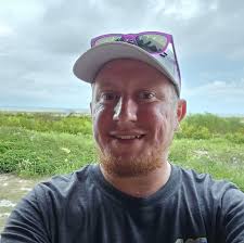 Can someone take photos at the Men's Metro golf tournament?