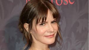 Jennifer Jason Leigh