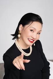 Hồng Đào U70 mặc váy khoe vòng một hờ hững gây bão MXH, hai con gái xem  xong chỉ nói 1 câu