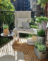 Balkon Fliesen Holz Sitzbank Metallgelaender Lavendel Blumengefaesse Decke Kissen Kleine Aussenraume Kleiner Balkon Garten Balkon Dekor