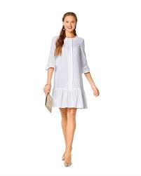 Robe volantée à design sans manches alberta ferretti avec col v, un design sans manches, détail de nœud, design superposé, forme évasée, volants, col v au dos et hauteur genou. Patron Burda 6208 Robes Taille Basse Volantee Ou Ceinturee